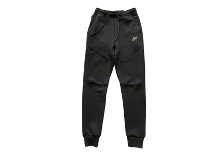 TECH FLEECE – TOTAL BLACK