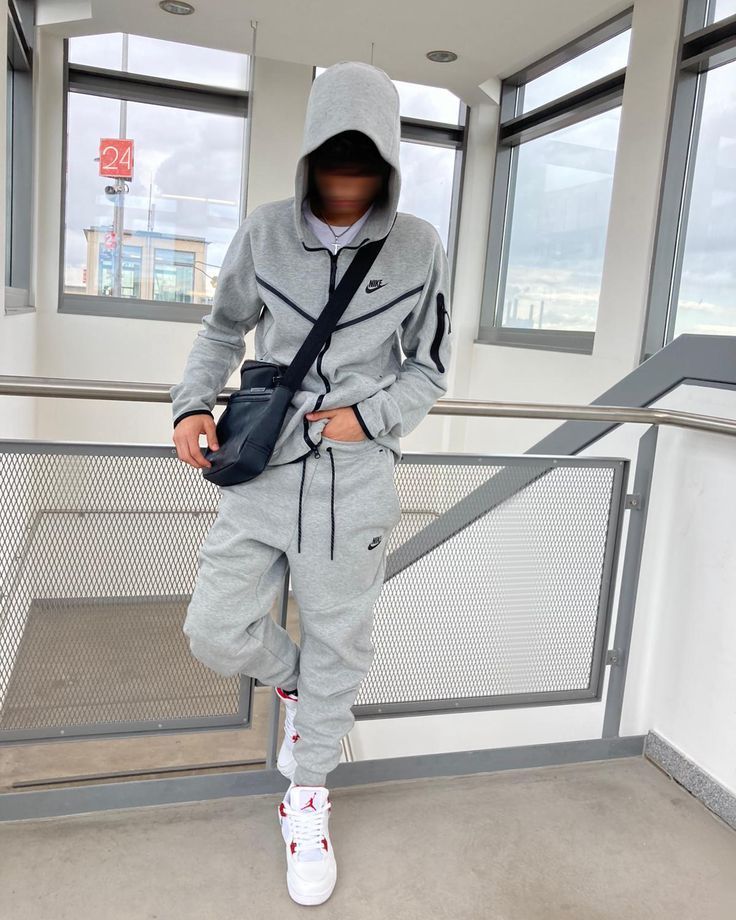 TECH FLEECE – TOTAL GRAY