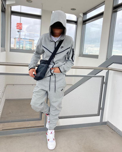 TECH FLEECE – TOTAL GRAY